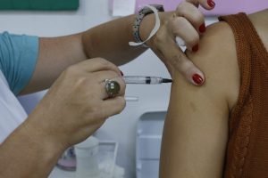 Guarujá antecipa vacinação para pessoas com comorbidades e profissionais da Educação