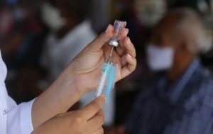 Infectologista reforça importância da vacinação e das máscaras
