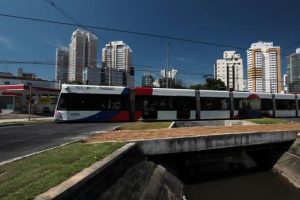 Obras do VLT em Santos interditam rua no Macuco