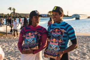 Representando Santos, surfistas vencem competição em piscina de ondas