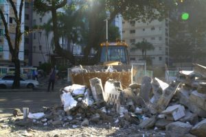 Quiosques do Gonzaguinha, em São Vicente, começam a ser demolidos