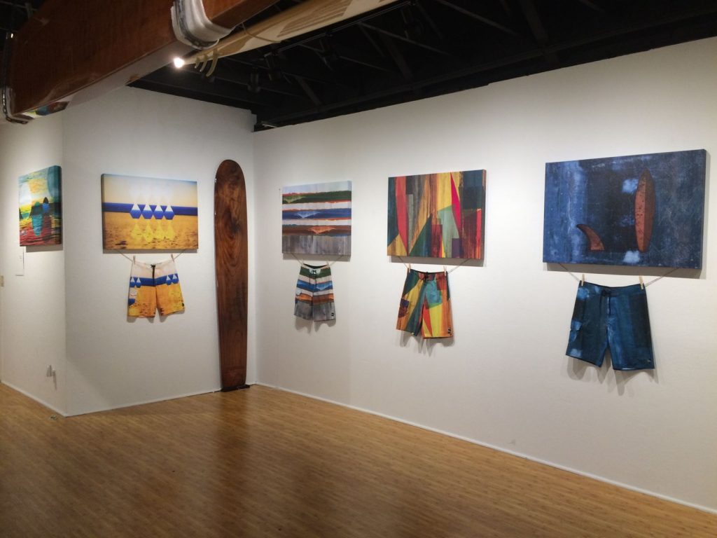 Mostra reúne quadros e ‘boardshorts’ em Guarujá