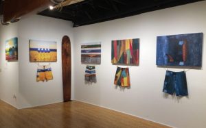 Mostra reúne quadros e ‘boardshorts’ em Guarujá