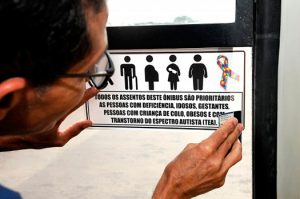 Pessoas com Autismo ganham assentos prioritários em ônibus de Praia Grande