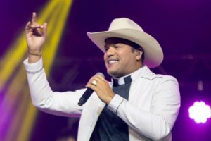 Padre Alessandro Campos encerra Vila Junina em Praia Grande