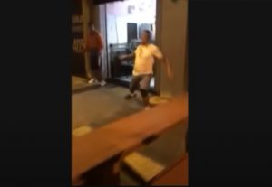 Homem joga banco em mulher após beijo lésbico em São Vicente