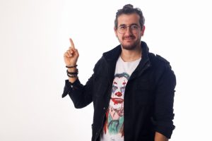Afonso Padilha se apresenta em Guarujá