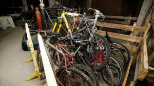 Projeto já recuperou mais de 120 bicicletas e oferece curso gratuito em Santos
