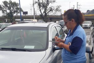 Usuários de vagas especiais de estacionamento devem renovar credenciais em Santos