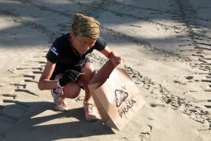 Voluntários recolhem mais de 15 quilos de lixo em praia de Santos