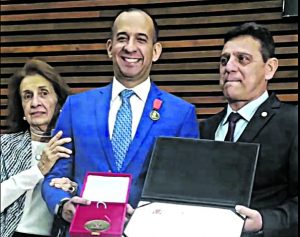 Ex-prefeito Paulo Alexandre recebe medalha Braz Cubas