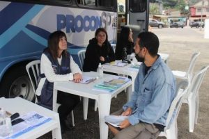 Procon Móvel oferece atendimento a consumidores em Santos