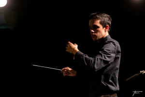 Maestro da Orquestra Cubatão Sinfonia busca apoio após convite para especialização na Alemanha