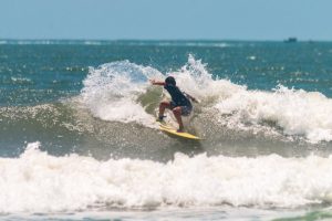 Campeonato de surf agita Praia da Riviera em Bertioga