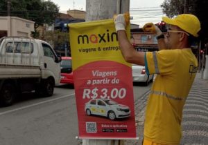 Mais de 600 cartazes afixados irregularmente são retirados em Santos