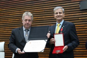 Eduardo Lustoza recebe medalha “Braz Cubas” de honra ao mérito