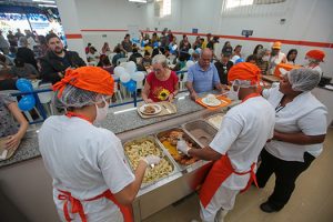 Bom Prato de Praia Grande inicia atendimento