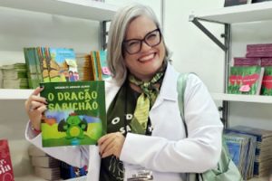 Professora de Praia Grande faz lançamento de livro na Bienal de São Paulo