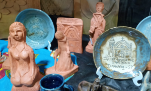 Escultora representa Itanhaém em feira de artes em Pernambuco