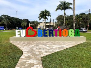 Prefeitura entrega letreiro “Eu Amo Bertioga” no Riviera