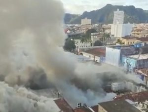 Loja Marisa em São Vicente é atingida por incêndio de grandes proporções