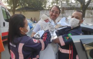 Bebê nasce dentro de carro em Santos