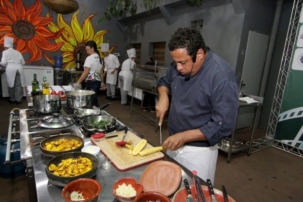 Chefs renomados apresentam pratos de diferentes culturas em Santos