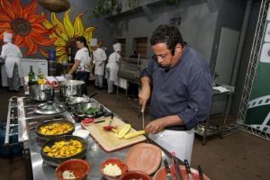 Chefs renomados apresentam pratos de diferentes culturas em Santos