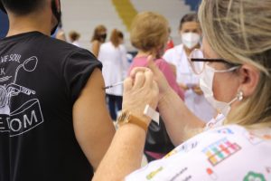 Guarujá oferece 4ª dose da vacina contra a covid para público 30+