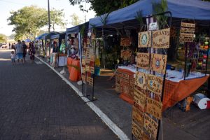 Feira de Artesanato Itinerante traz opções de presentes para o Dia dos Pais em PG
