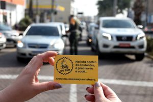 Ação em Praia Grande conscientiza motoristas sobre o risco do uso de celular na direção