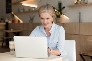 Comgás lança programa para empregar mulheres 40+