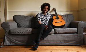 Violinista de Itanhaém alcança topo da parada da Billboard