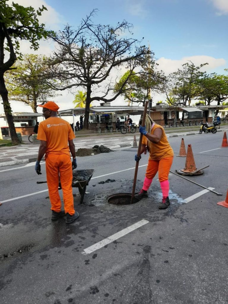 Limpeza do sistema de drenagem da orla de Santos retira nove toneladas de areia