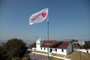 Bandeira da Ação do Coração é hasteada no Monte Serrat
