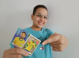 Menino de São Vicente encontra duas figurinhas, entre elas, a dourada de Neymar em um só pacote