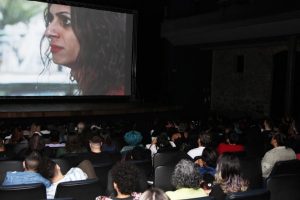 Atriz santista Renata Carvalho apresenta novo filme e encanta público no Teatro Guarany