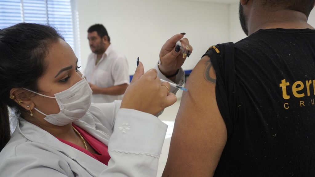 Guarujá inicia quarta dose contra a covid-19 para público 25+