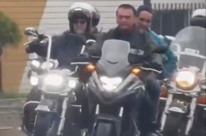 Bolsonaro faz motociata mesmo com a chuva
