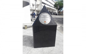 Miniobelisco homenageia Zito na Vila Belmiro