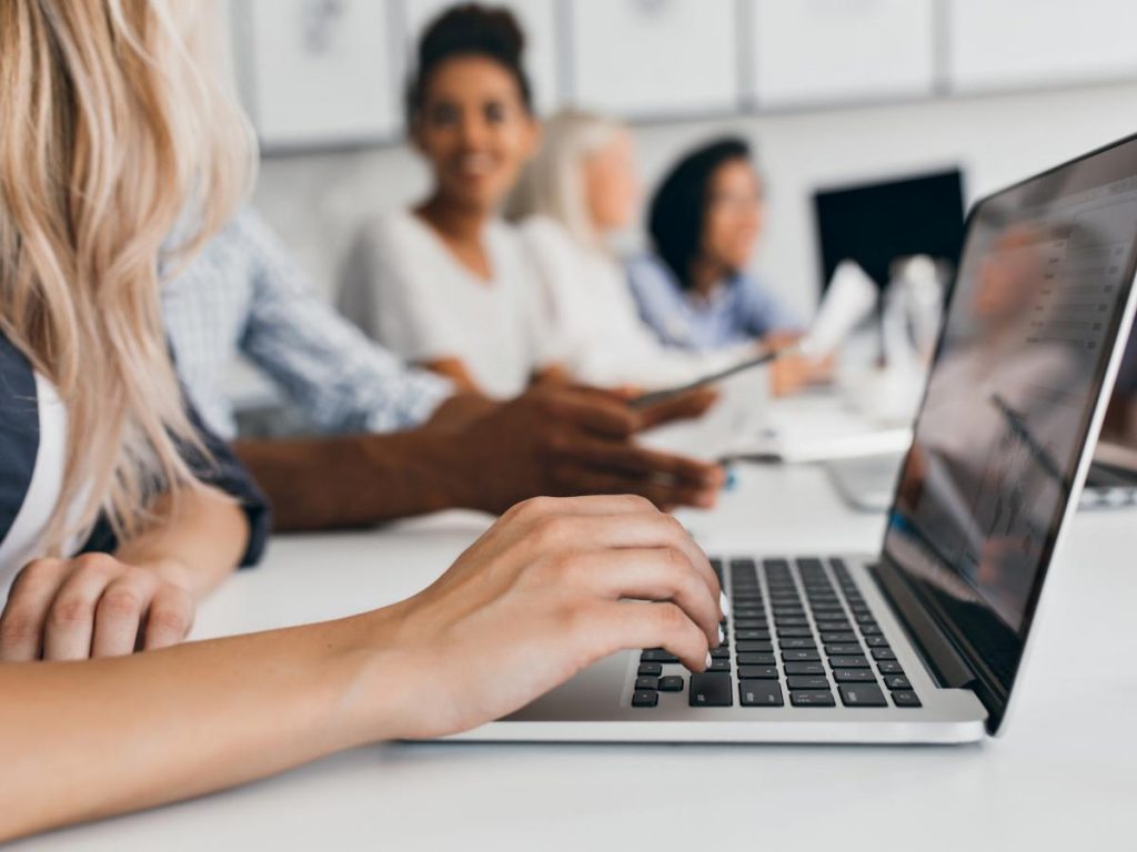 Mulheres podem se inscrever para curso de empreendedorismo e tecnologia em Santos