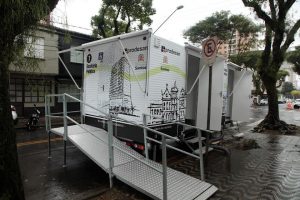 Feiras livres de Santos ganham trailer sanitário adaptado