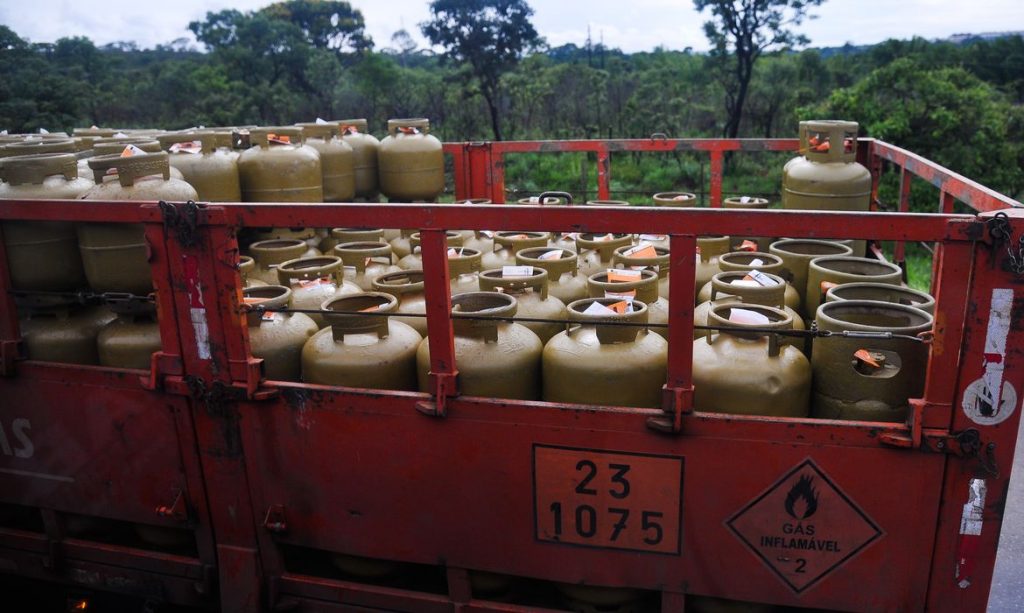 Petrobras anuncia nova redução no preço do gás de cozinha
