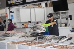 Mercado de Peixes de Santos inicia festival com 30% de desconto no salmão