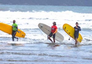 Surfistas de Santos brilham em competição regional