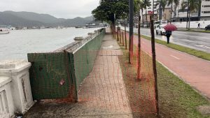 Áreas atingidas por ressaca na Ponta da Praia, em Santos, são isoladas