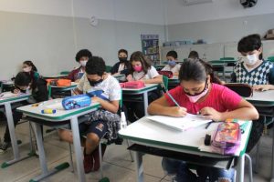 Santos revoga obrigatoriedade do uso de máscaras nas escolas e no transporte coletivo