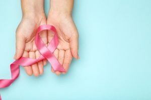 Outubro Rosa em Santos terá caminhada e corte para doação de mechas de cabelo