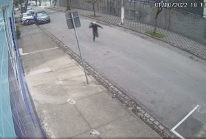 Mulher atropela assaltantes e salva o marido em Santos