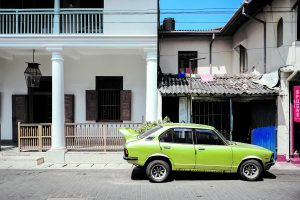 Pode estacionar em frente de uma residência?